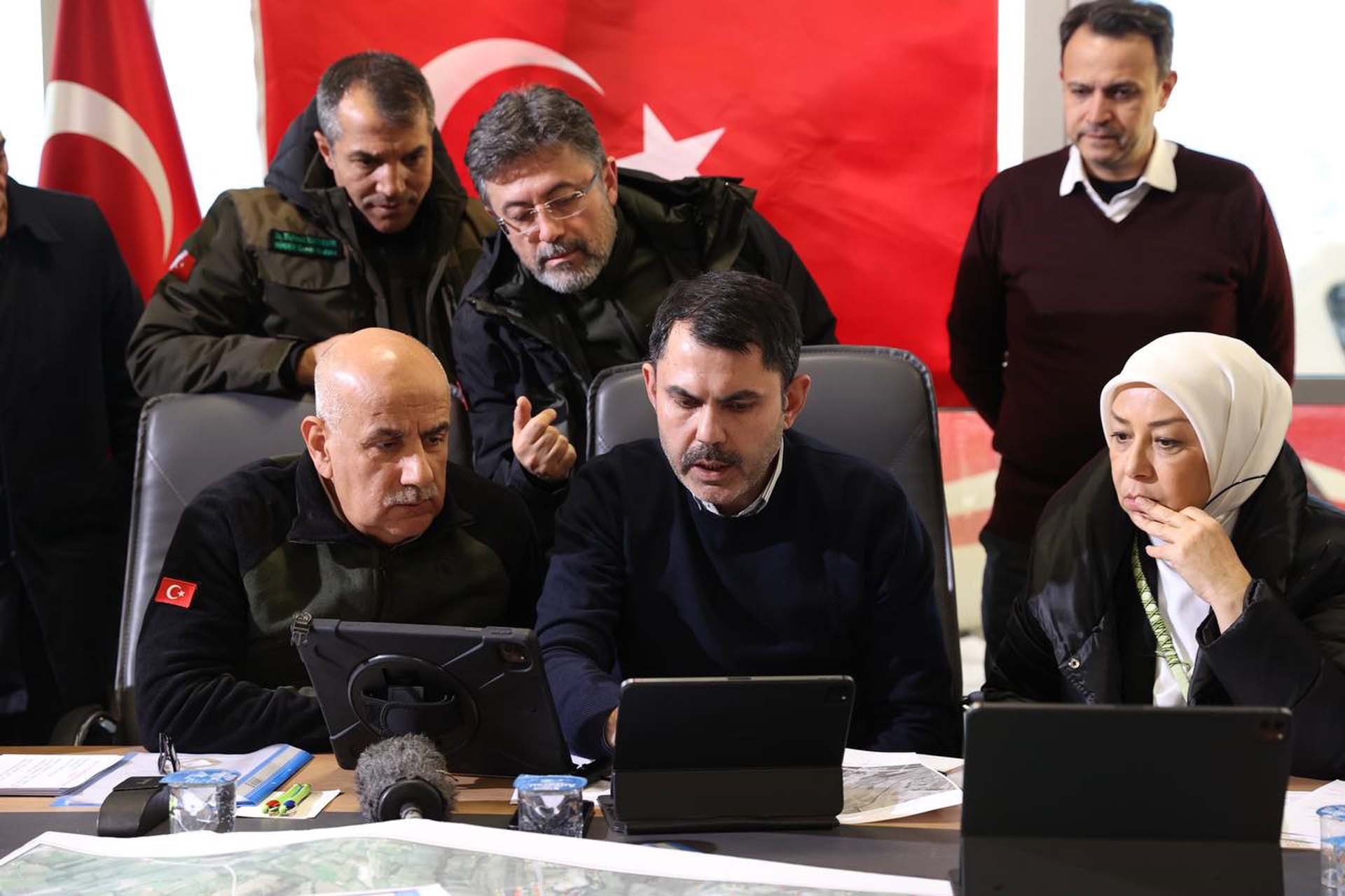 Korku dolu anlar: Bakan konuşurken deprem oldu! 