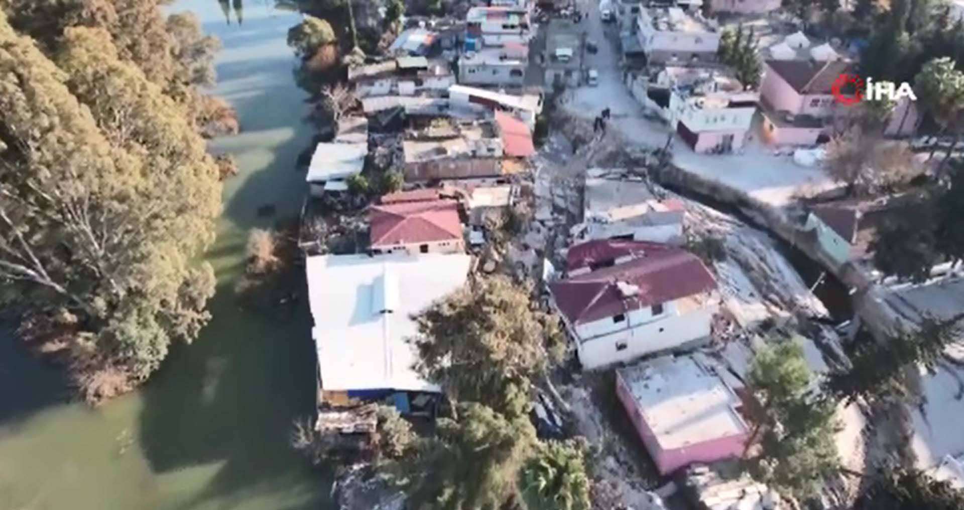 Hatay'da tedirgin eden görüntü! Fay hattının geçtiği köy nehre kaydı, evler 3 metre çöktü 