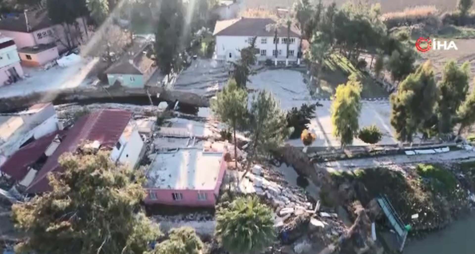Hatay'da tedirgin eden görüntü! Fay hattının geçtiği köy nehre kaydı, evler 3 metre çöktü 