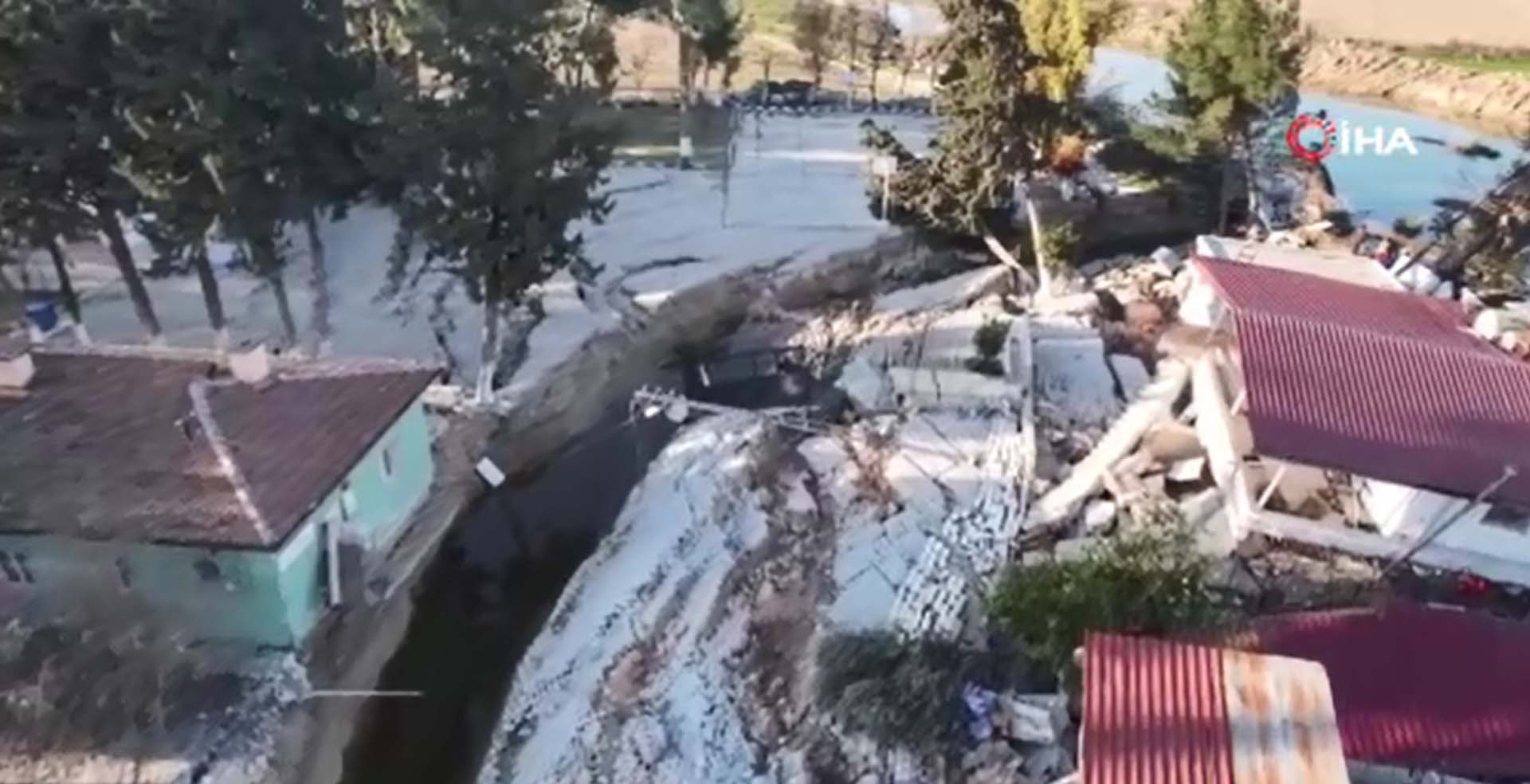 Hatay'da tedirgin eden görüntü! Fay hattının geçtiği köy nehre kaydı, evler 3 metre çöktü 