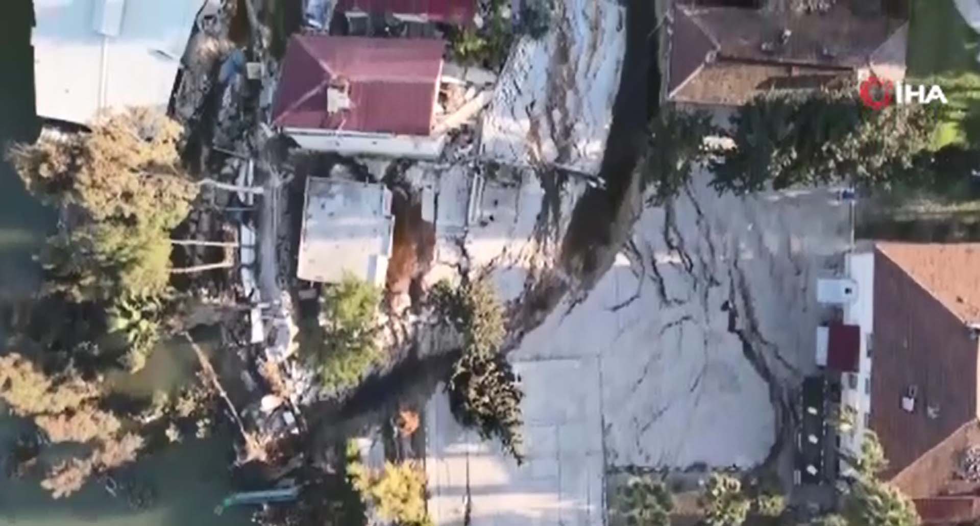 Hatay'da tedirgin eden görüntü! Fay hattının geçtiği köy nehre kaydı, evler 3 metre çöktü 