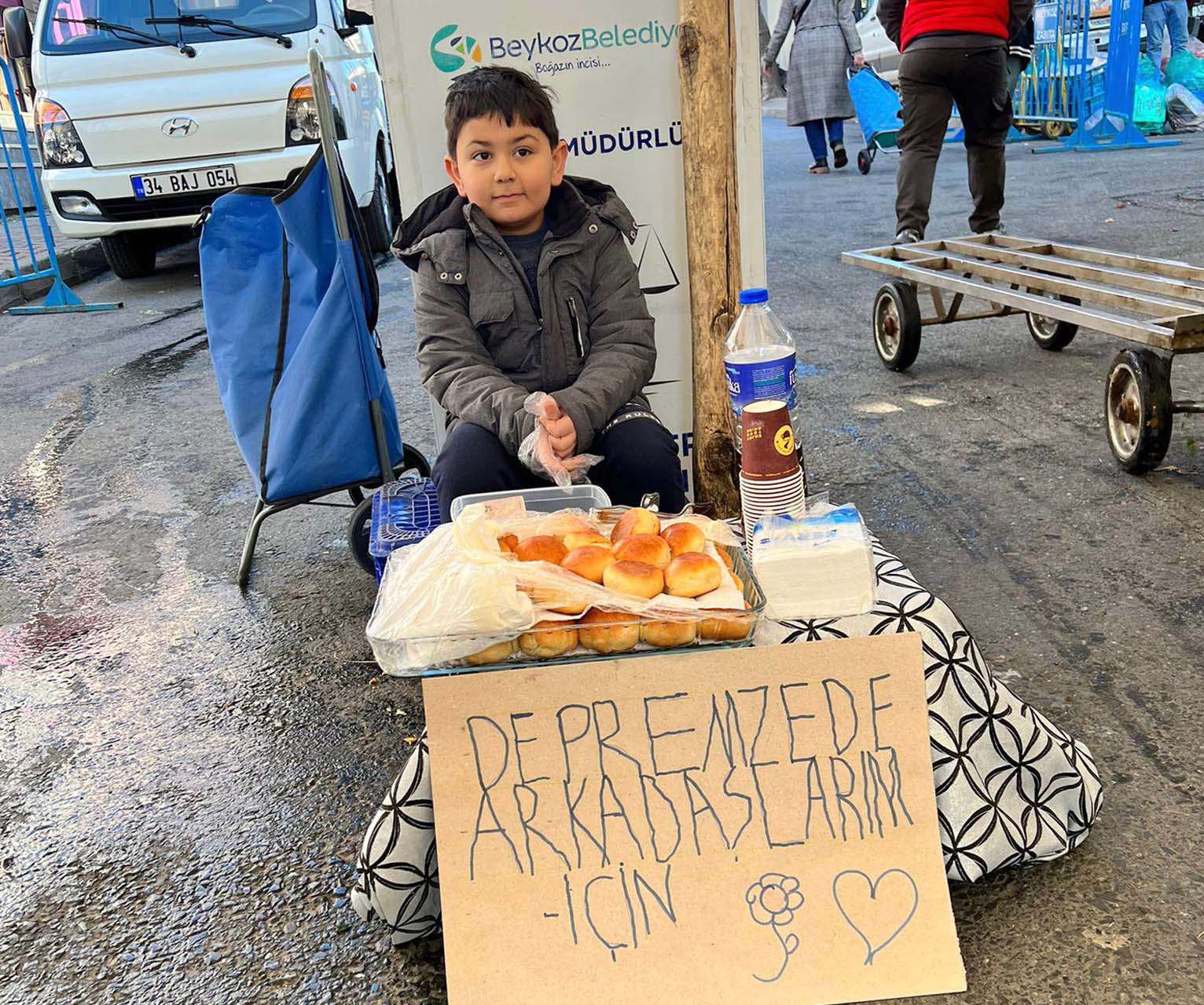 Depremzede çocuklar için annesinin yaptığı poğaçaları sattı! Kazandığı parayı bağışlayacak!