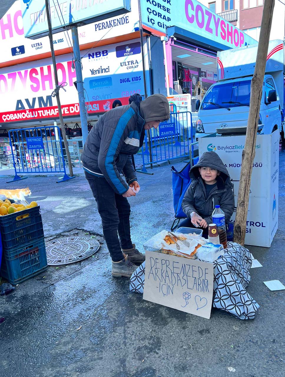 Depremzede çocuklar için annesinin yaptığı poğaçaları sattı! Kazandığı parayı bağışlayacak!