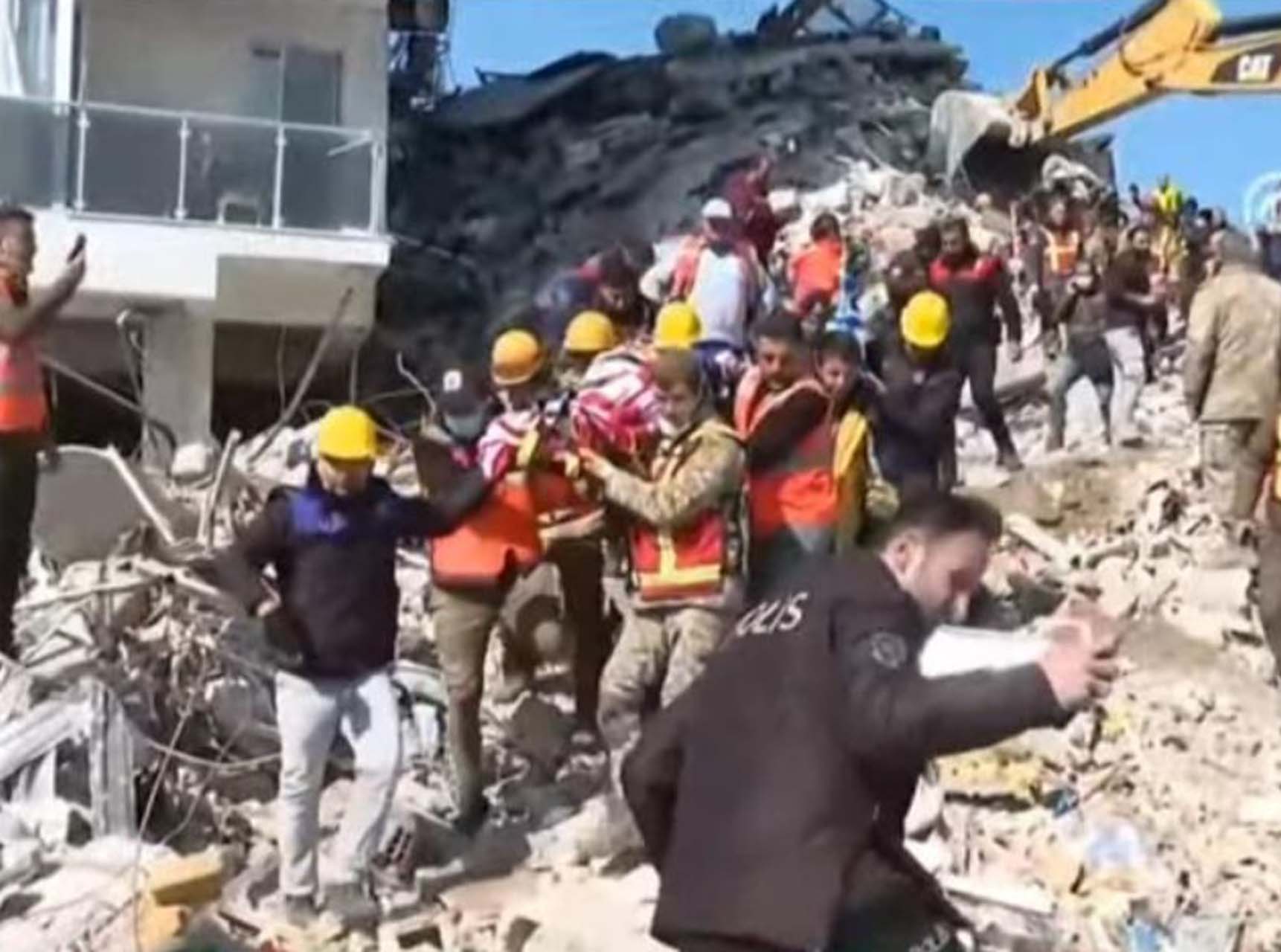 296 Saat sonra depremden sağ kurtuldular!