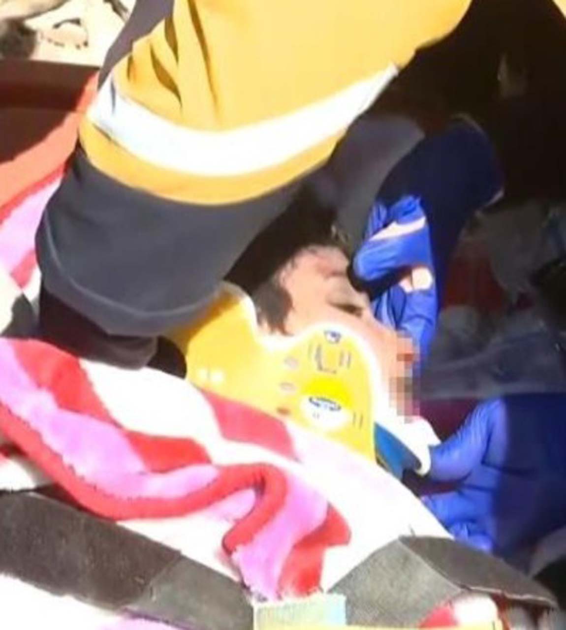 296 Saat sonra depremden sağ kurtuldular!