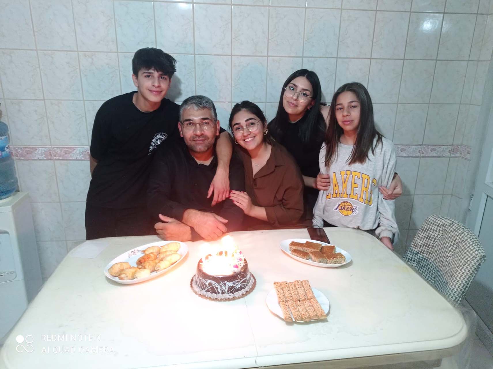 Ailesinden geriye bir tek kızı kaldı! Gaziantep'te enkazdan sağ kurtulan adam kayıp kızını arıyor! 