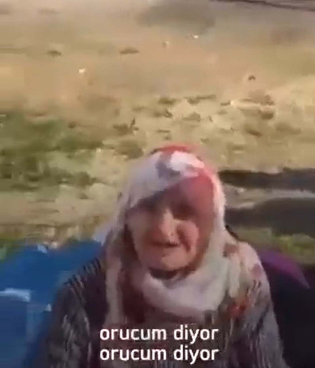 Oruçlu olan bir depremzede tüm ısrarlara rağmen akşam ezanını bekledi! O anlar yürekleri ısıttı!