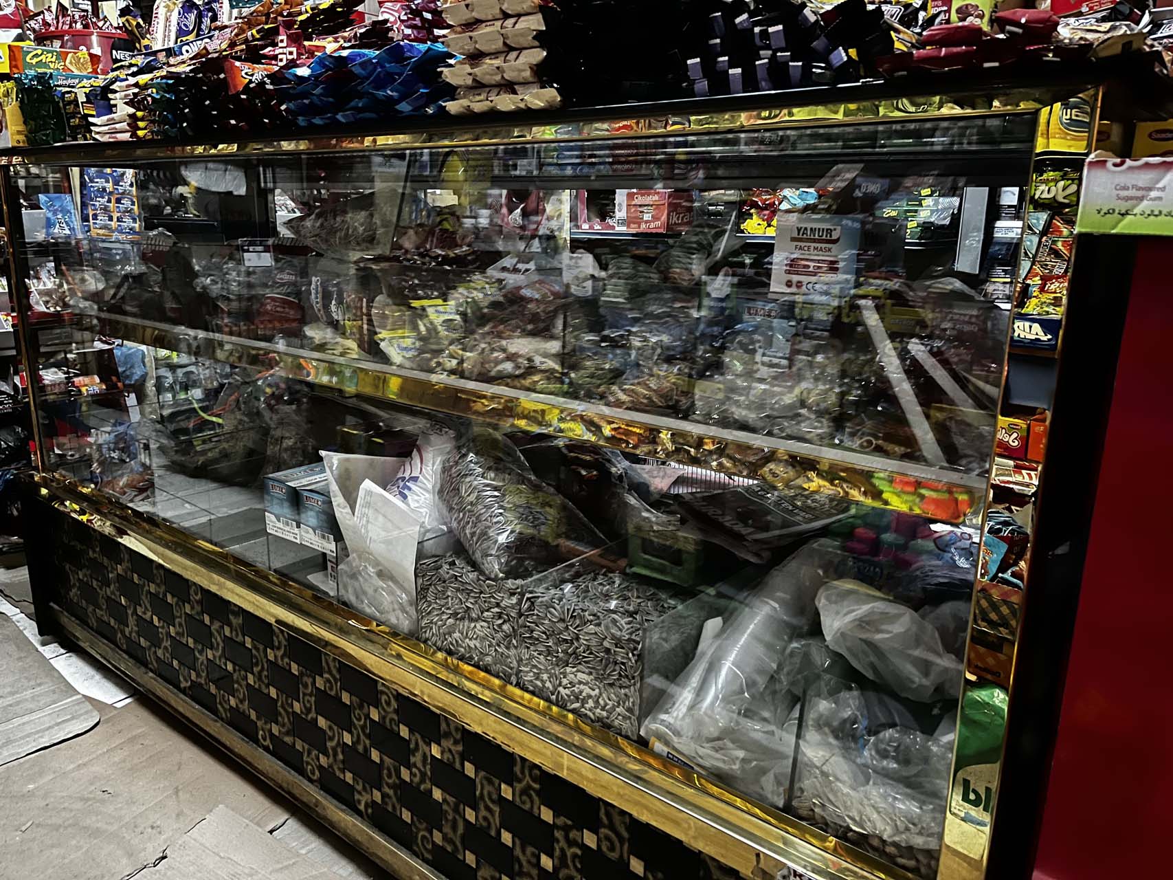 Deprem anının yeni görüntüleri ortaya çıktı! Bir tonluk market rafı beşik gibi sallandı! 