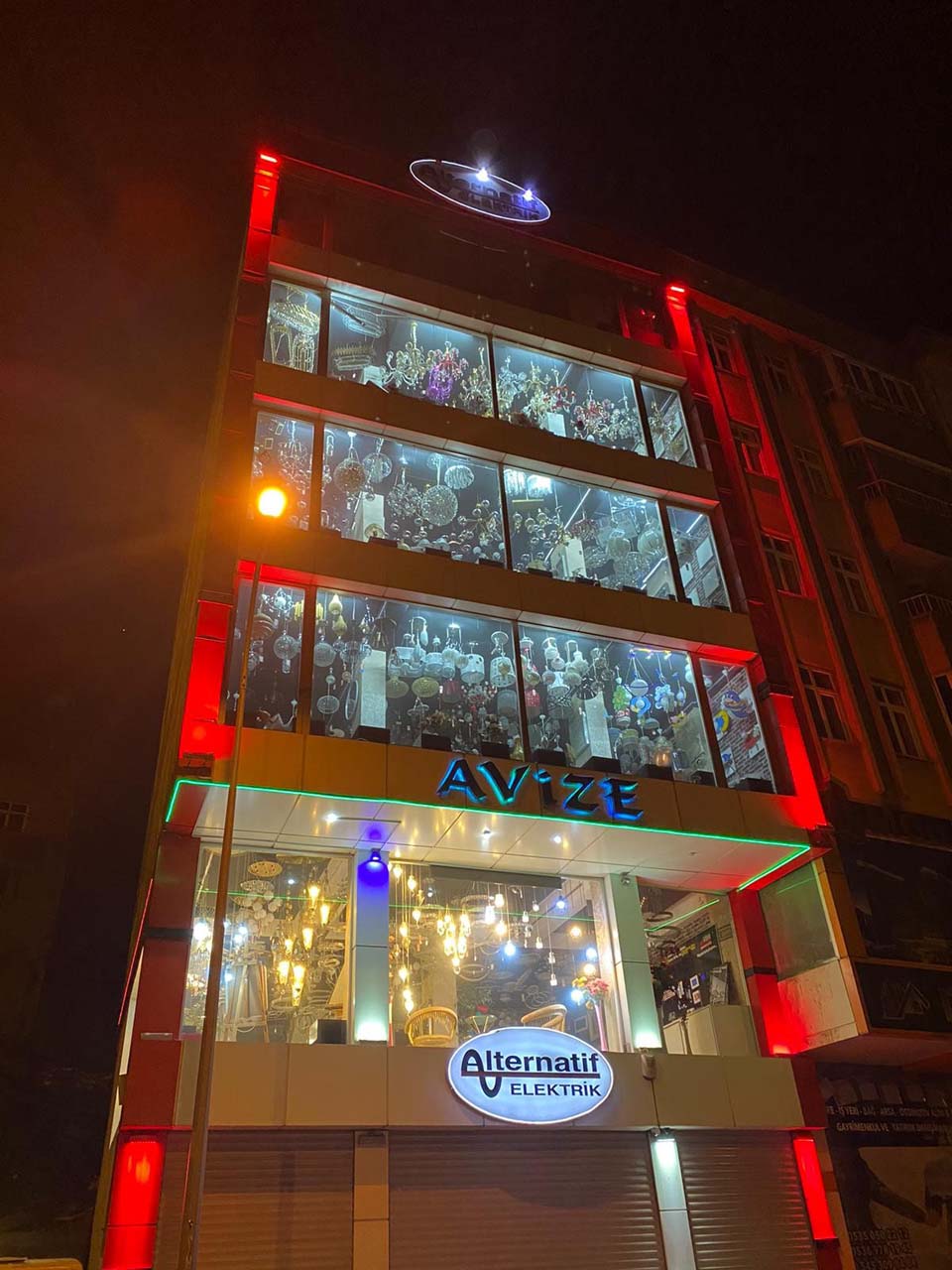 Kahramanmaraş depremi sonrası şaşkınlık yaratan görüntü! 4 katlı avize dükkanı sapasağlam kaldı