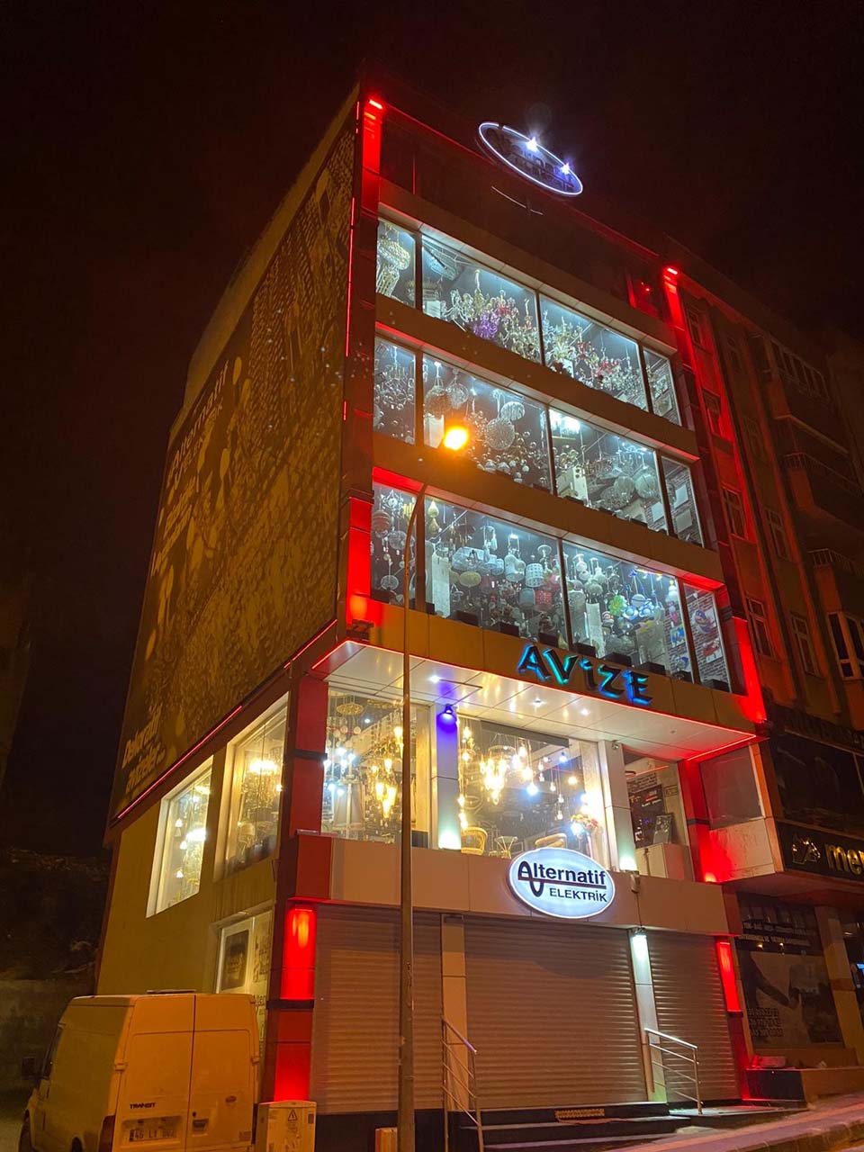 Kahramanmaraş depremi sonrası şaşkınlık yaratan görüntü! 4 katlı avize dükkanı sapasağlam kaldı