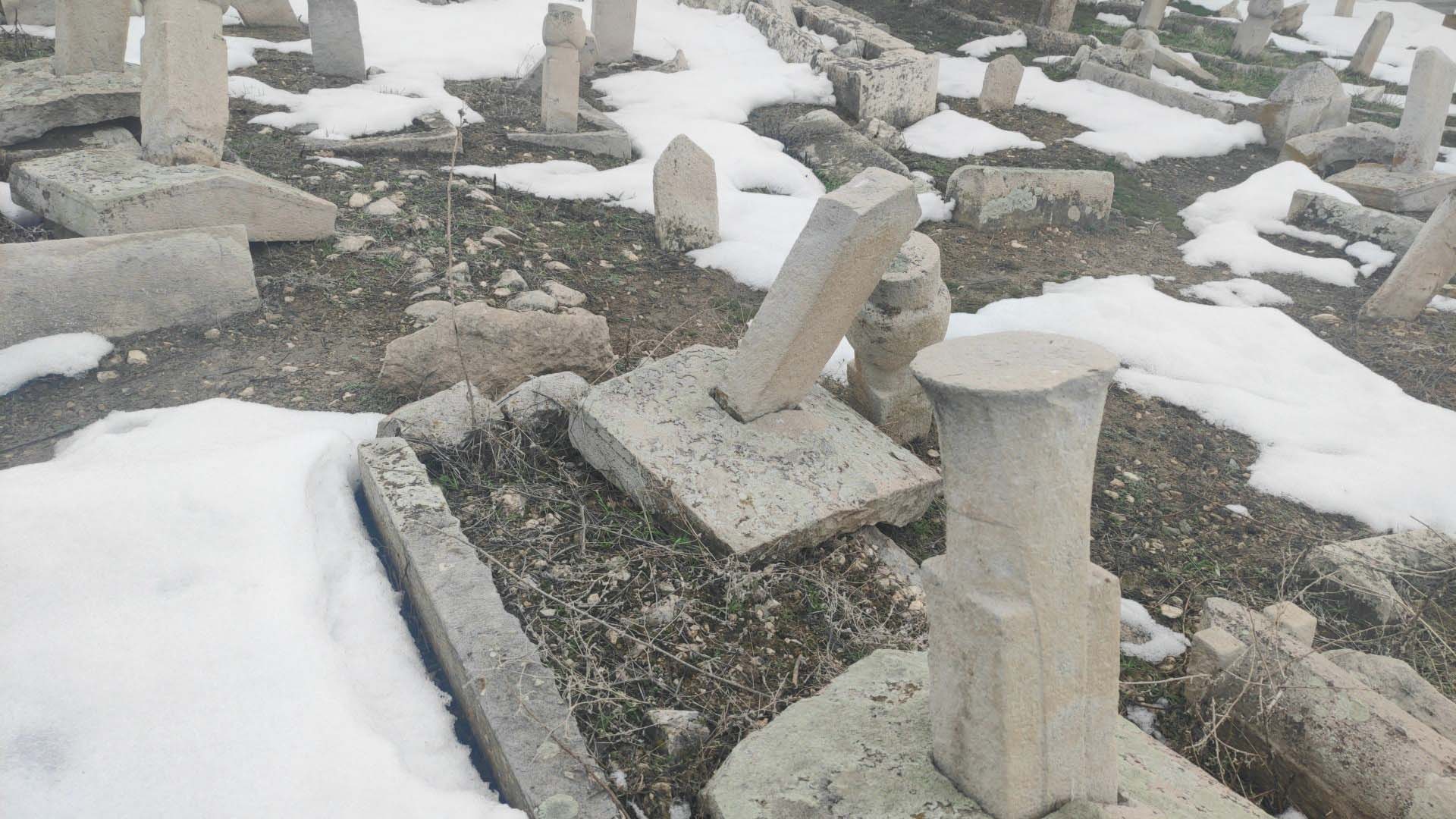 250 yıllık Osmanlı mezarlığı depremde hasar gördü!