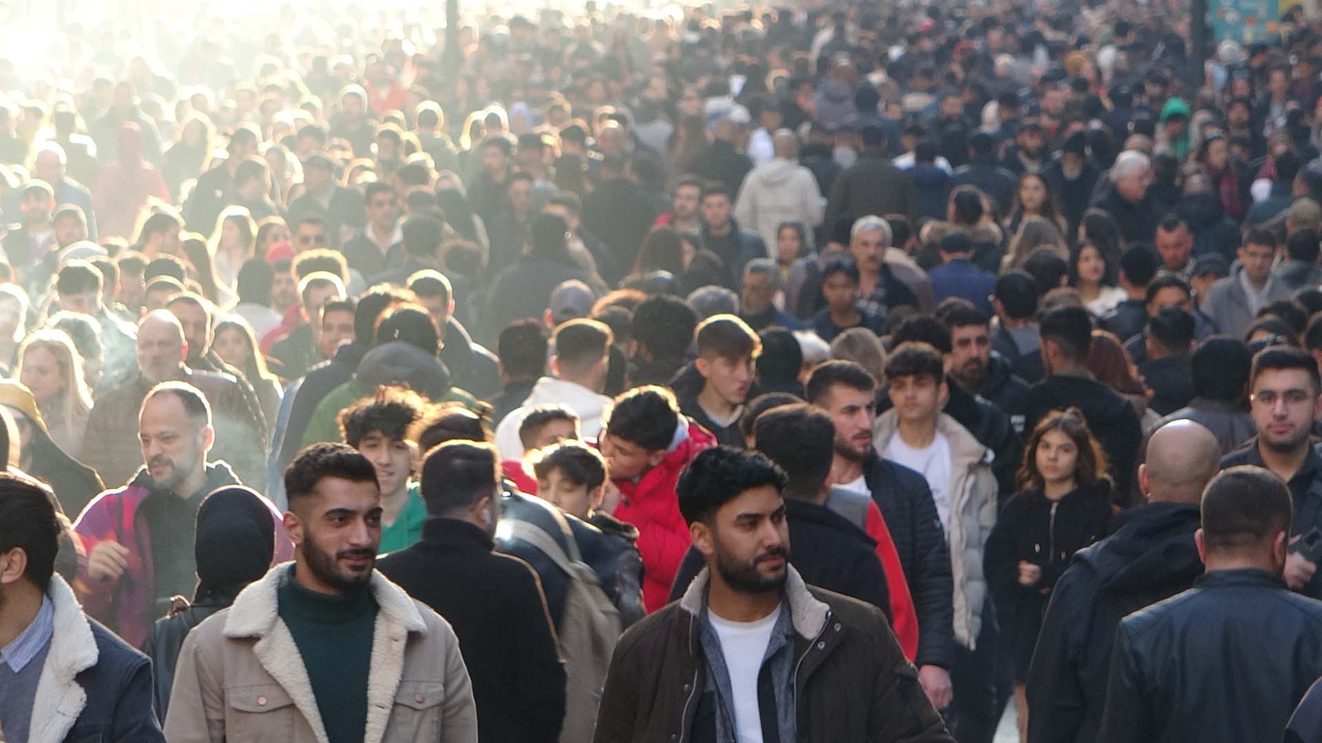 İstanbullu vatandaşlar yazdan kalma havayı fırsat bildiler! İstiklal Caddesine akın ettiler!