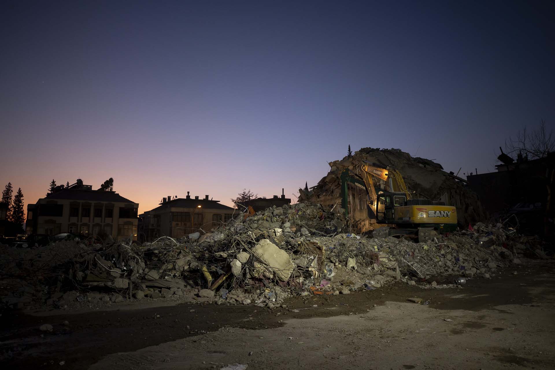 Kahramanmaraş'ta enkaz kaldırma çalışmaları başladı! Arama kurtarma çalışmalarının sonuna gelindi!