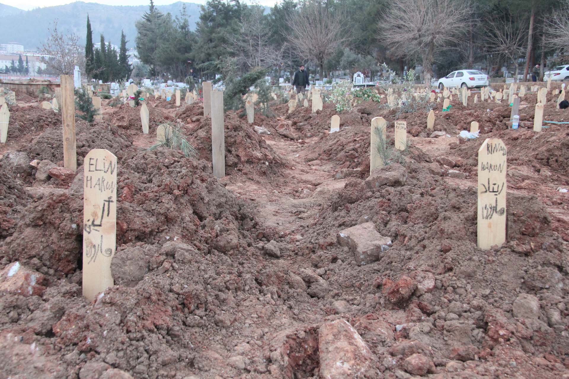 Depremde vefat eden vatandaşların mezarları yürek burktu!