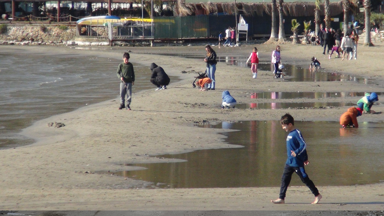 Muğla Fethiye'de deniz suyu kıyıdan yaklaşık10 metre çekilmesi görenleri şaşkına çevirdi