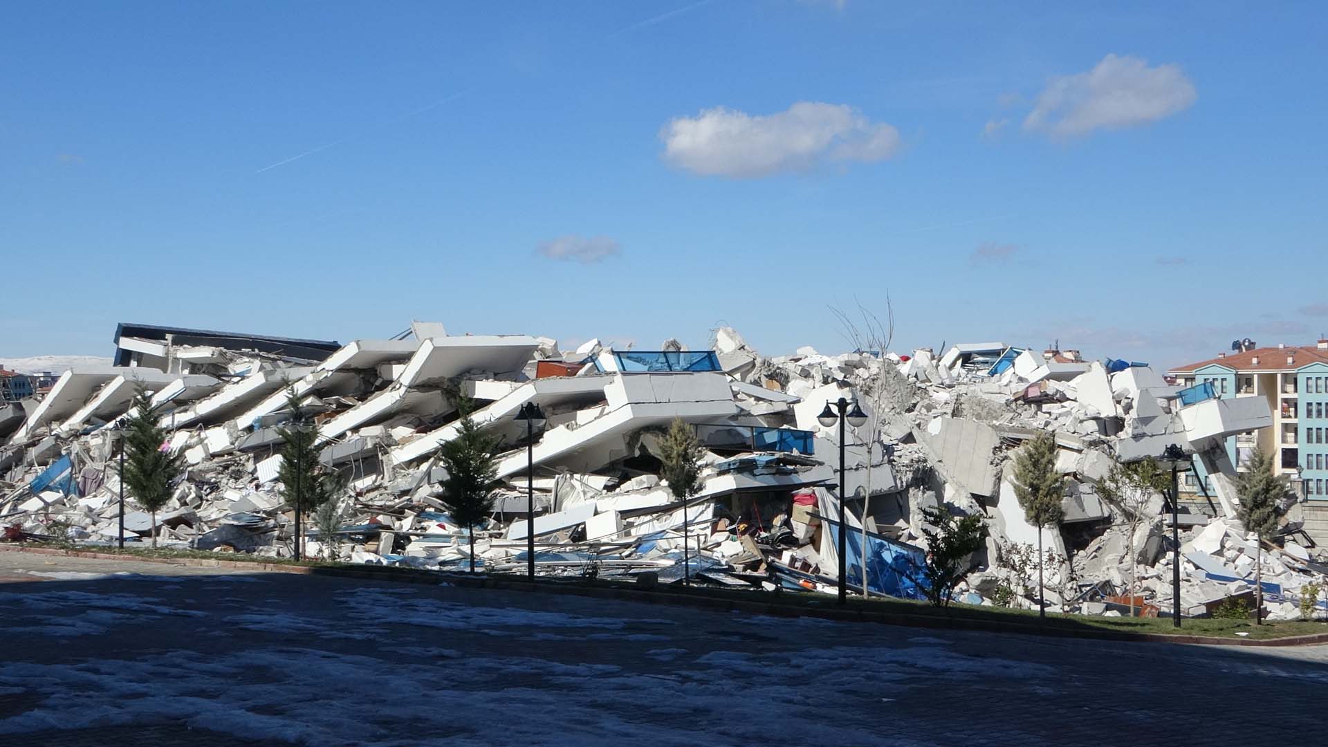 Malatya'da milyonluk yeni binalar depremde yıkıldı! Vatandaşlar isyan etti!
