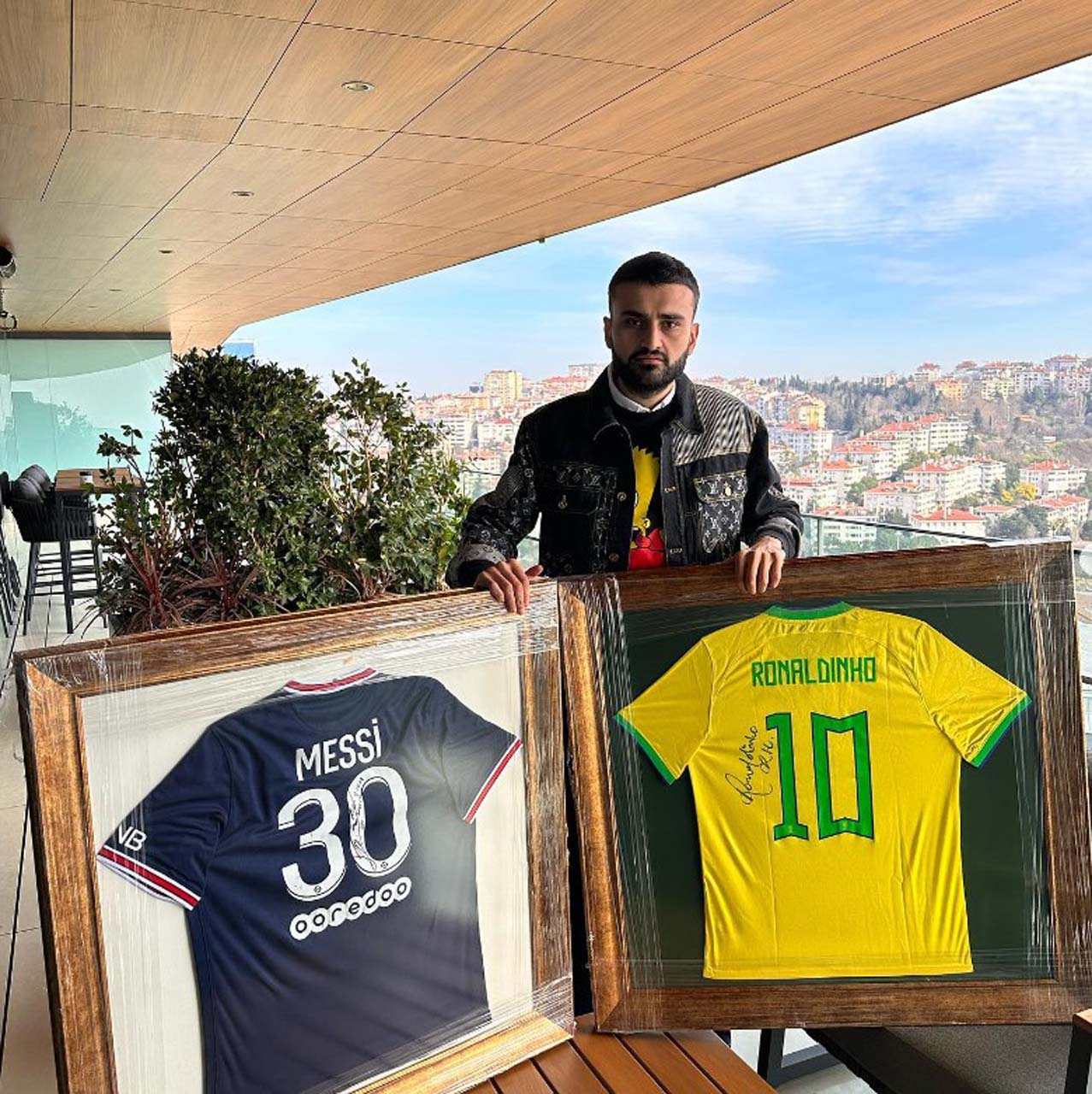 CZN Burak depremzedeler için Messi ve Ronaldinho imzalı formalarını sattı!