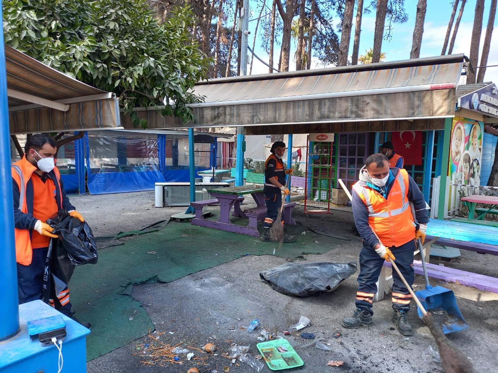 Pendik Belediyesi Hatay'da! Bölgenin temizliğin onlara emanet!