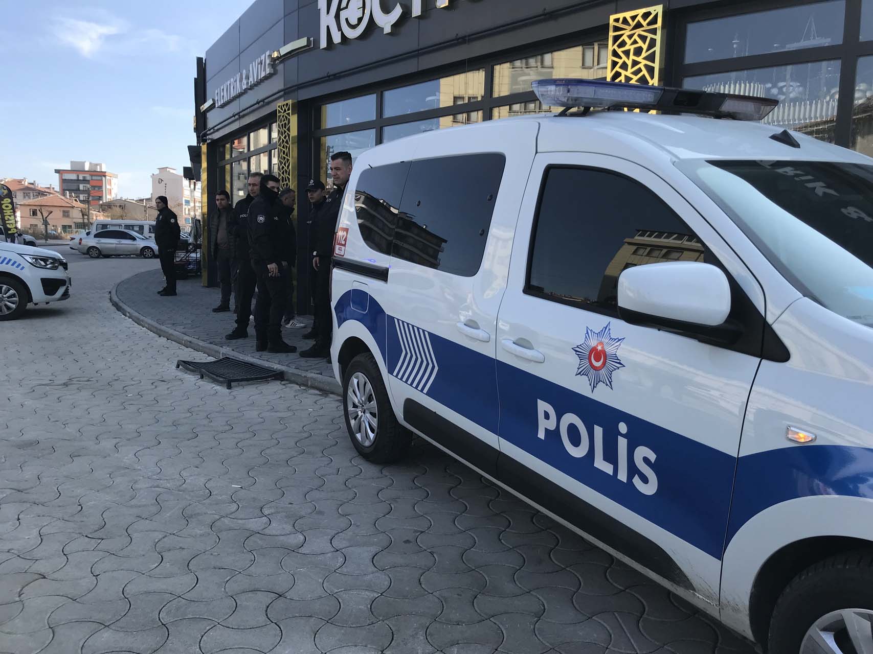 Çocuklarını göremediği iddia edilen baba ortalığı karıştırdı! Eski eşini bıçakla rehin aldı! 