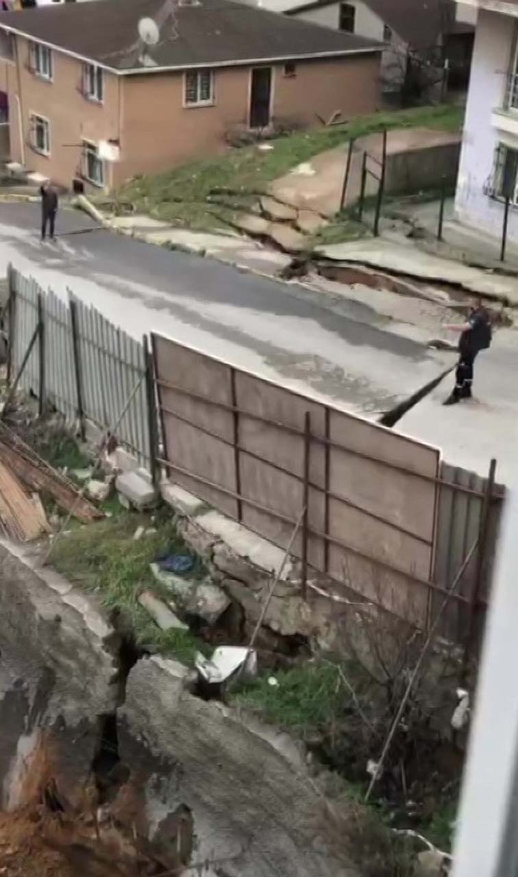 İstanbul Pendik'te korku dolu anlar! Sokakta çökme meydana geldi, iki apartman boşaltıldı 