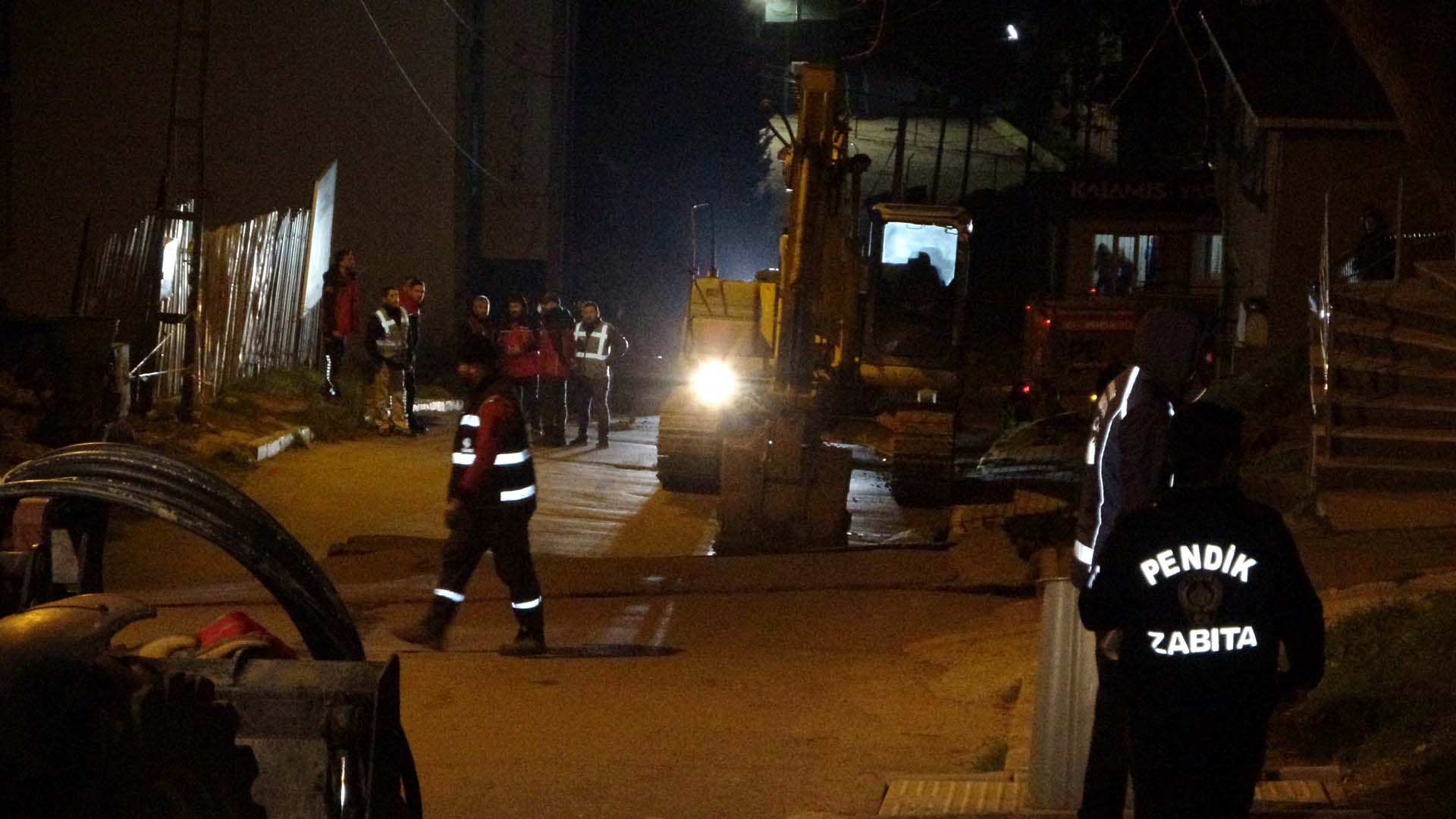 İstanbul Pendik'te korku dolu anlar! Sokakta çökme meydana geldi, iki apartman boşaltıldı 