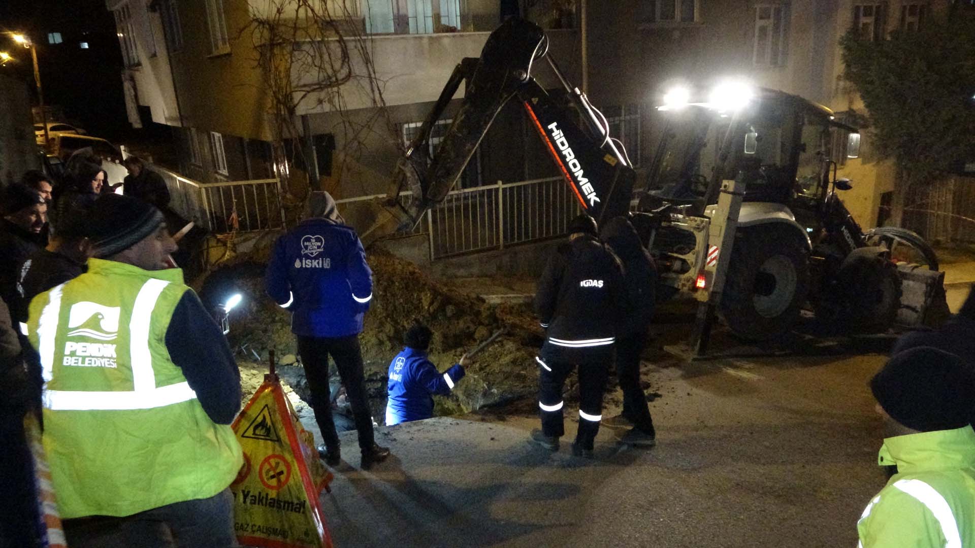 İstanbul Pendik'te korku dolu anlar! Sokakta çökme meydana geldi, iki apartman boşaltıldı 
