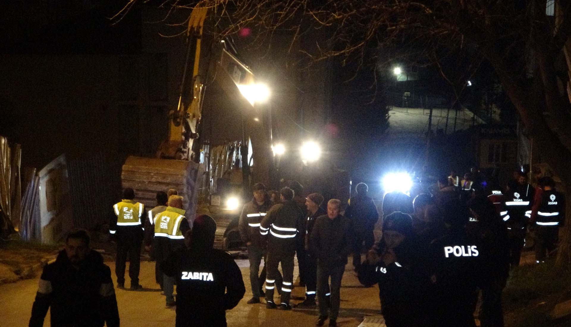 İstanbul Pendik'te korku dolu anlar! Sokakta çökme meydana geldi, iki apartman boşaltıldı 