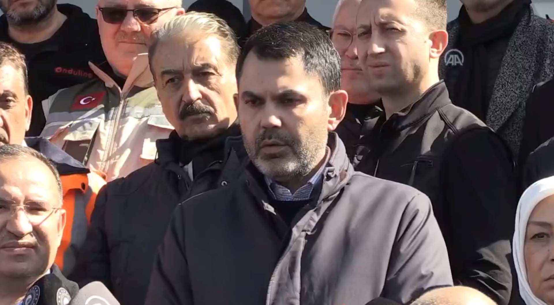 Bakanlar deprem bölgesinde konuştu! Bakan Kurum duyurdu: Geçici işyerleri kurulacak, şehrin merkezinde konutlar zemin artı 3 - 4 katı geçmeyecek