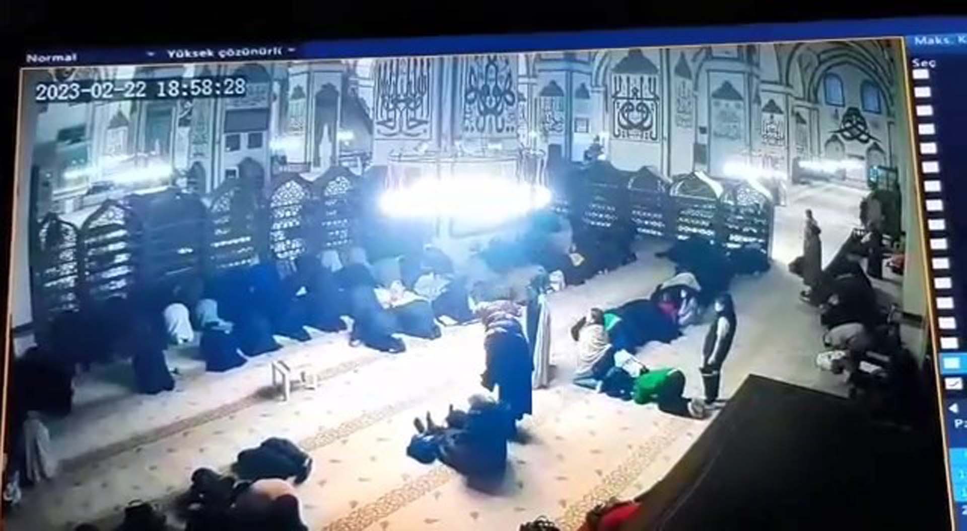 Namaz kılıyormuş gibi yaptılar kaşla göz arasında çaldılar! Bursa Tarihi Ulu Cami'de hırsızlık!