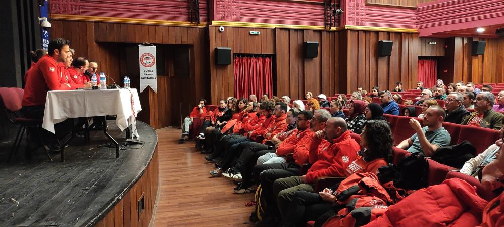 Kurtarma ekipleri yaşadıklarını anlattı: Koskoca binaların bir kibrit kutusu gibi...