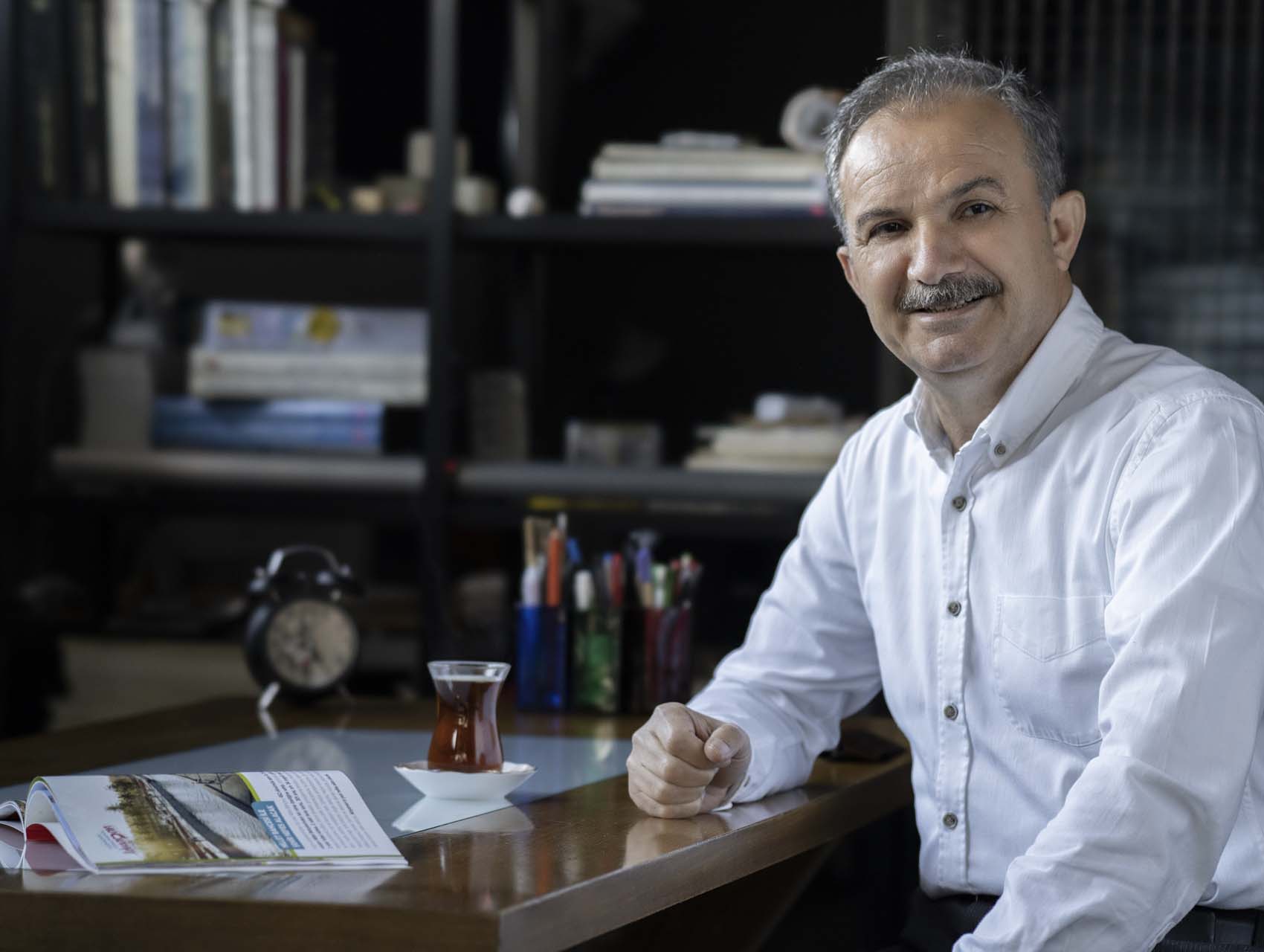 Deprem bölgesindeki belediye başkanları nerede kalıyor? Onlar da birer depremzede: Kimisi kümeste, kimisi çadırda, kimisi konteynerde...