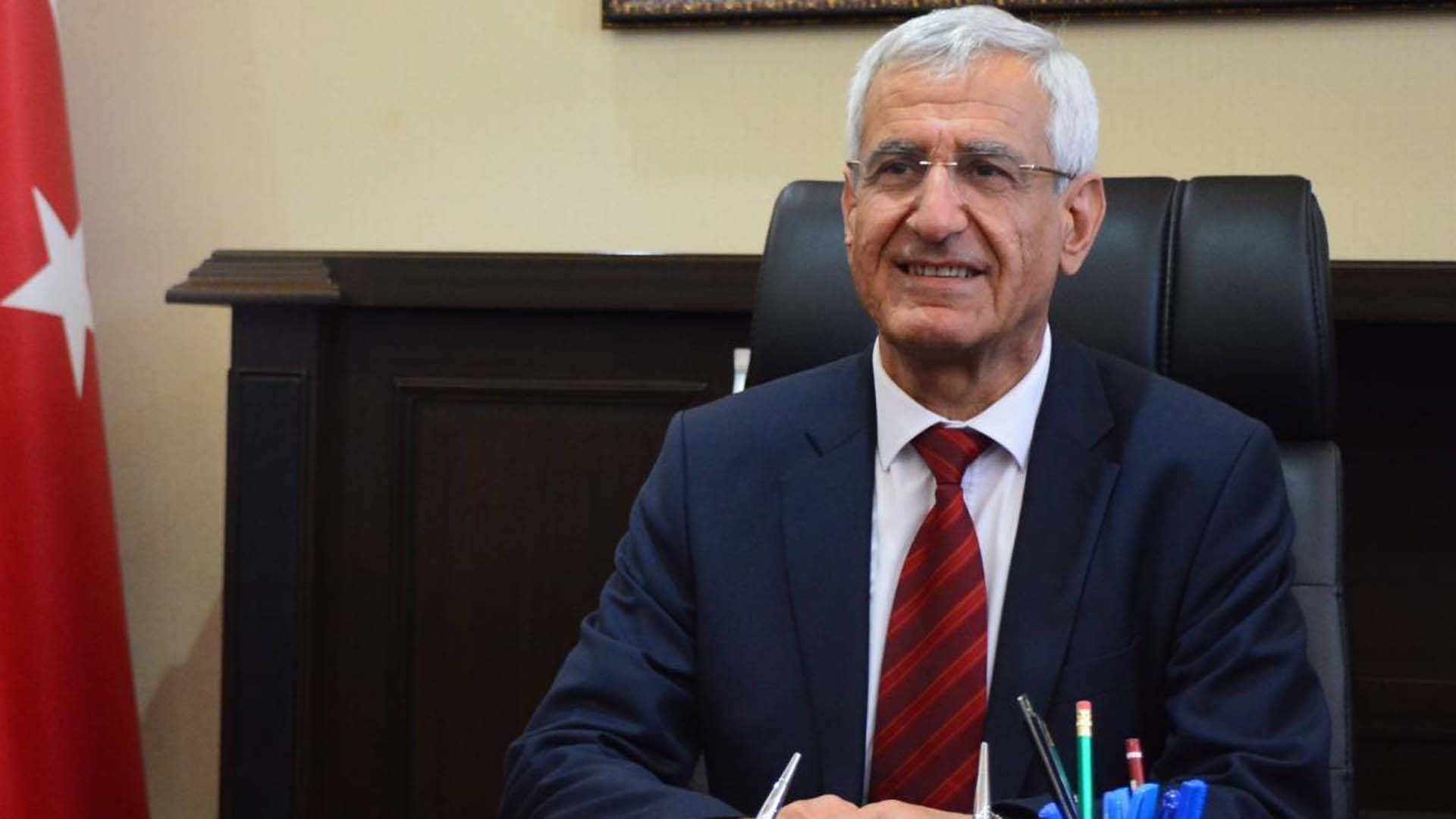 Deprem bölgesindeki belediye başkanları nerede kalıyor? Onlar da birer depremzede: Kimisi kümeste, kimisi çadırda, kimisi konteynerde...