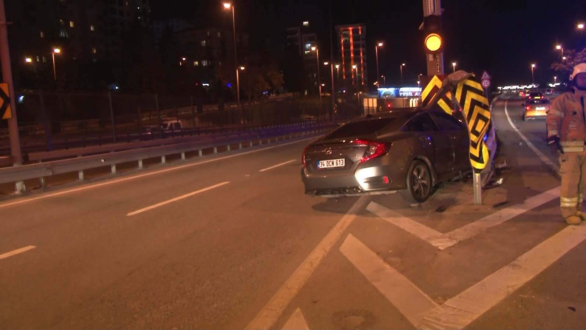 İstanbul Kadıköy'de feci kaza! Otomobil bariyere ok gibi saplandı: Yaralılar var 