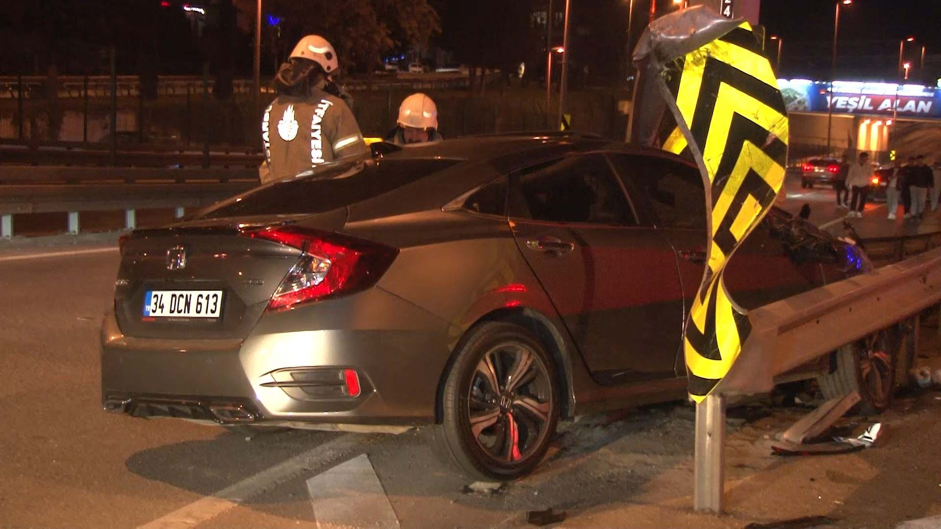 İstanbul Kadıköy'de feci kaza! Otomobil bariyere ok gibi saplandı: Yaralılar var 