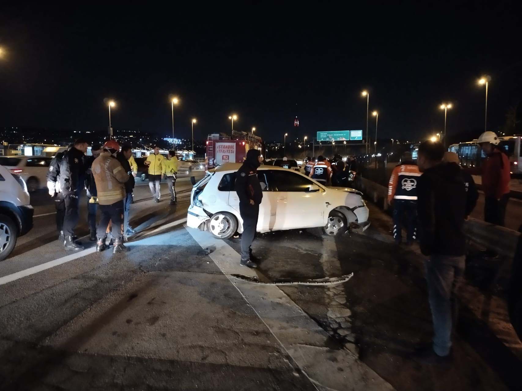 İstanbul Kadıköy'de feci kaza! Otomobil bariyere ok gibi saplandı: Yaralılar var 