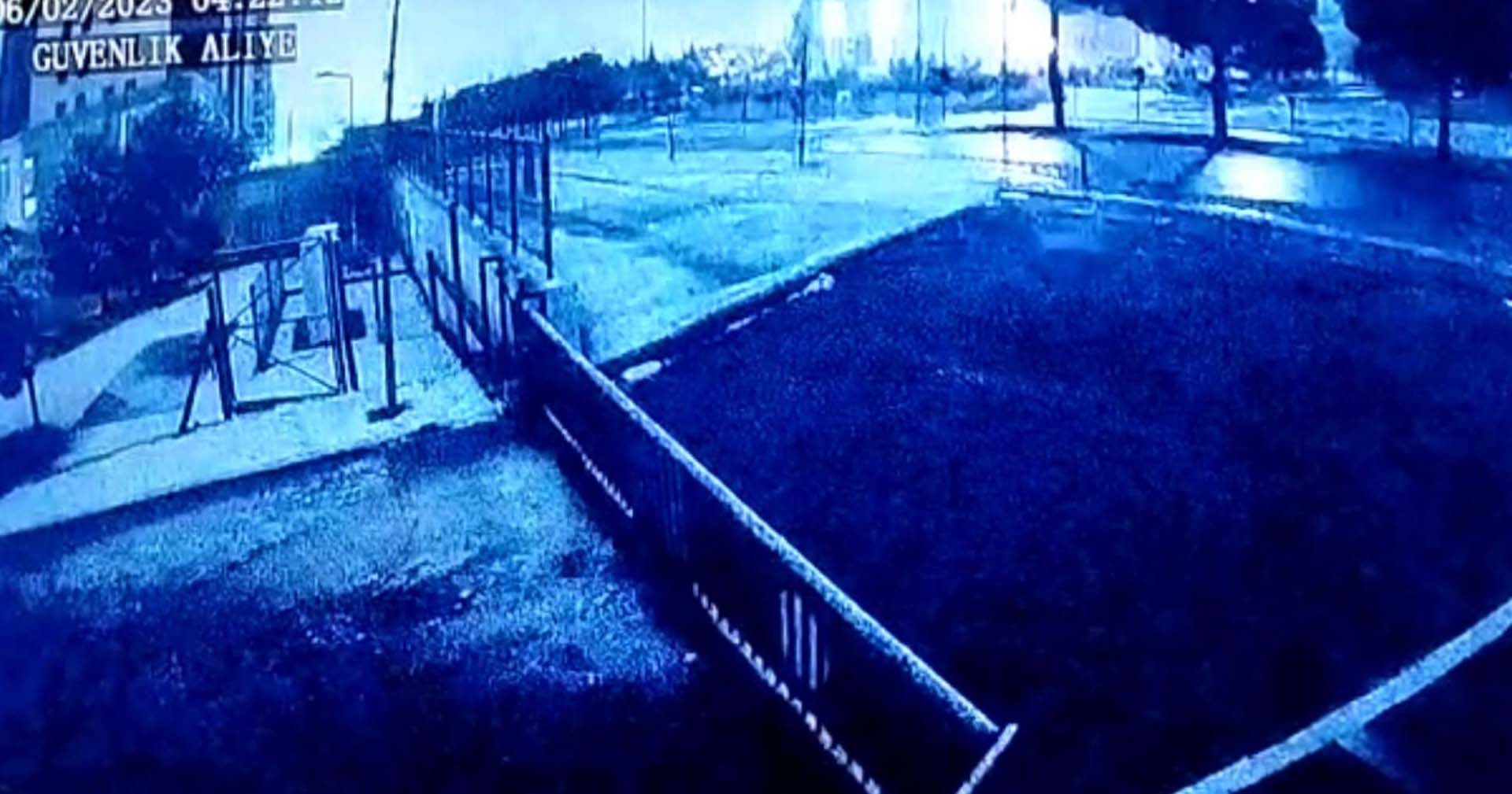 Kahramanmaraş depreminin yeni görüntüleri ortaya çıktı! Yer yerinden oynadı, ışık hüzmesi gökyüzünü aydınlattı!