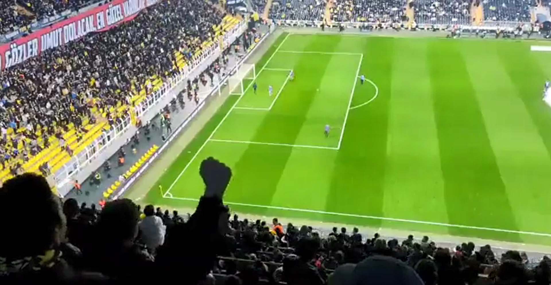 Fenerbahçe seyircisi futbola siyaseti alet ederek siyasi slogan attı! Tepkiler çığ gibi, ceza kapıda