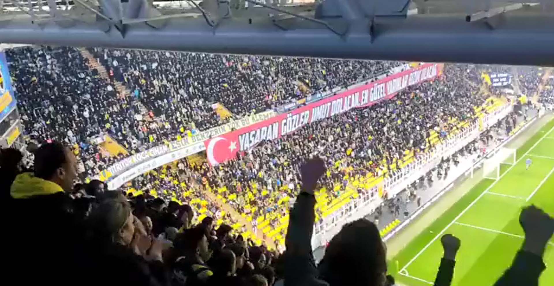 Fenerbahçe seyircisi futbola siyaseti alet ederek siyasi slogan attı! Tepkiler çığ gibi, ceza kapıda