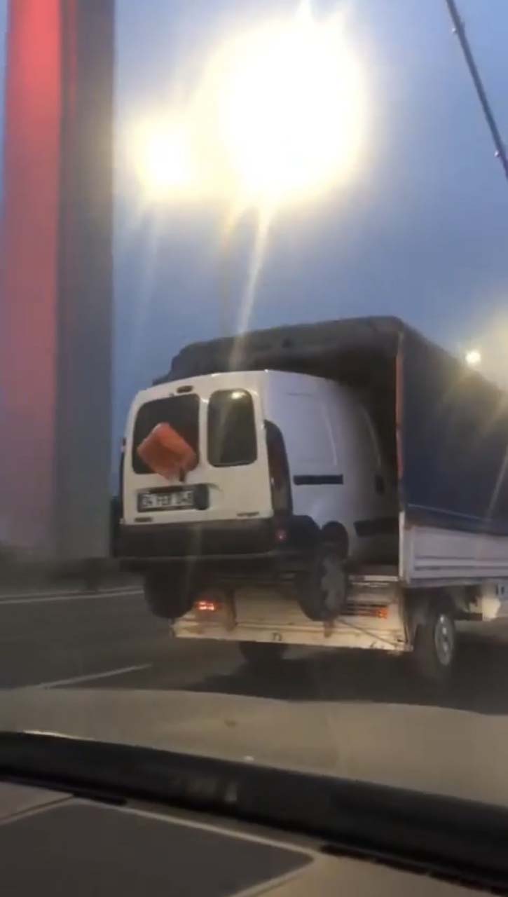 Fatih Sultan Mehmet Köprüsünde ilginç olay! Kamyonetin kasasında araba taşıdı!