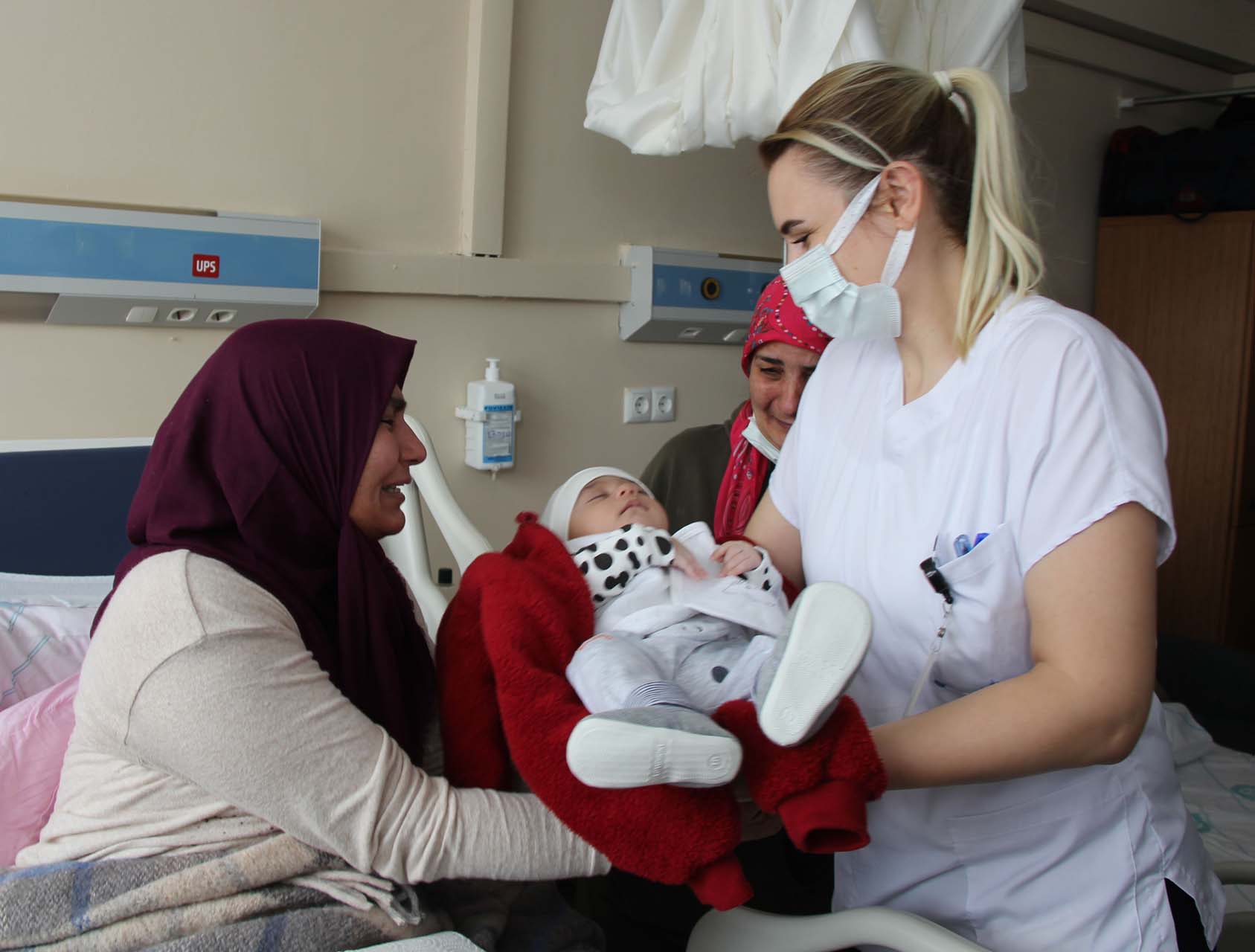 Kahramanmaraş'ta bir anne depremden 20 gün sonra bebeğine kavuştu!