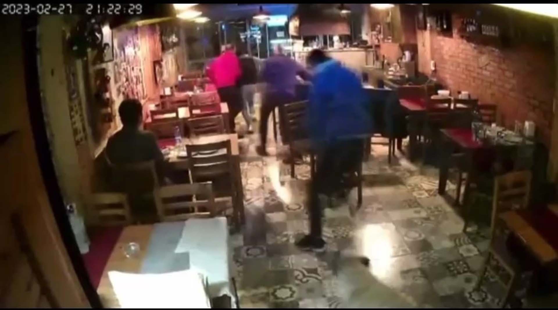 İzmir'de yaşanan deprem sonrası herkes panik halde kaçtı! O vatandaş hiçbir şey olmamış gibi oturdu!