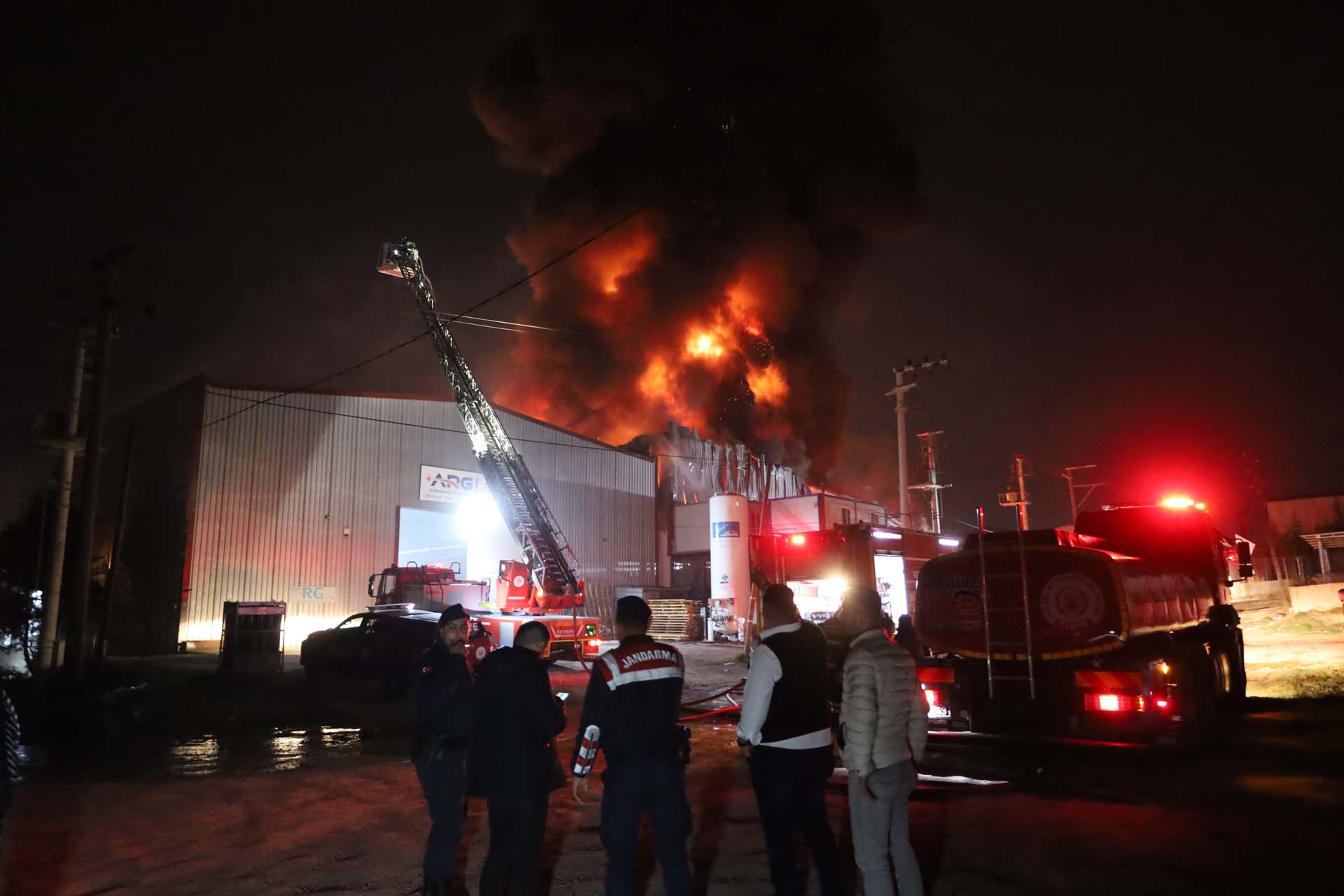Kocaeli'nde plastik geri dönüşüm fabrikası alev alev yandı!