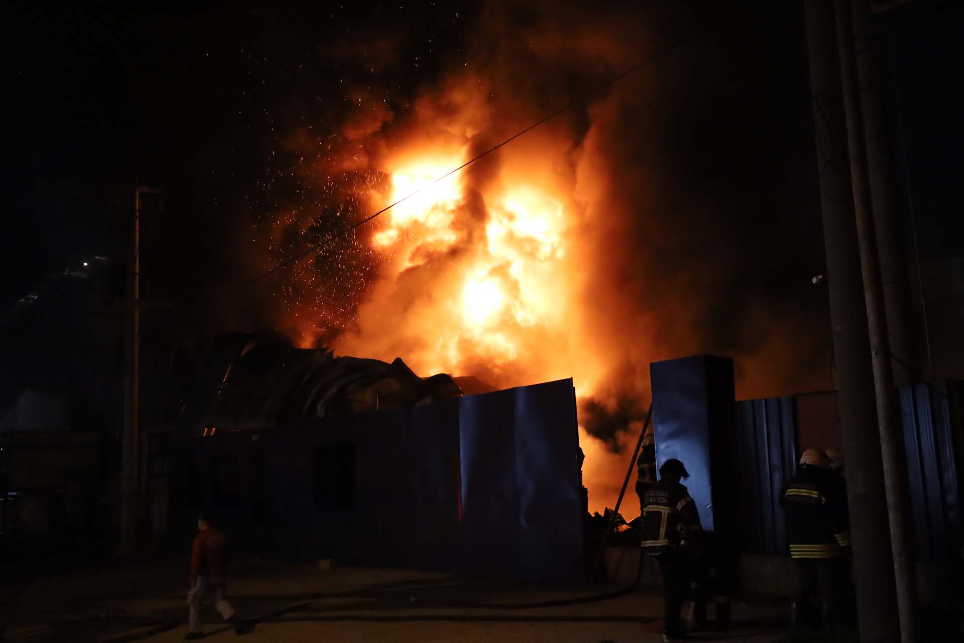 Kocaeli'nde plastik geri dönüşüm fabrikası alev alev yandı!