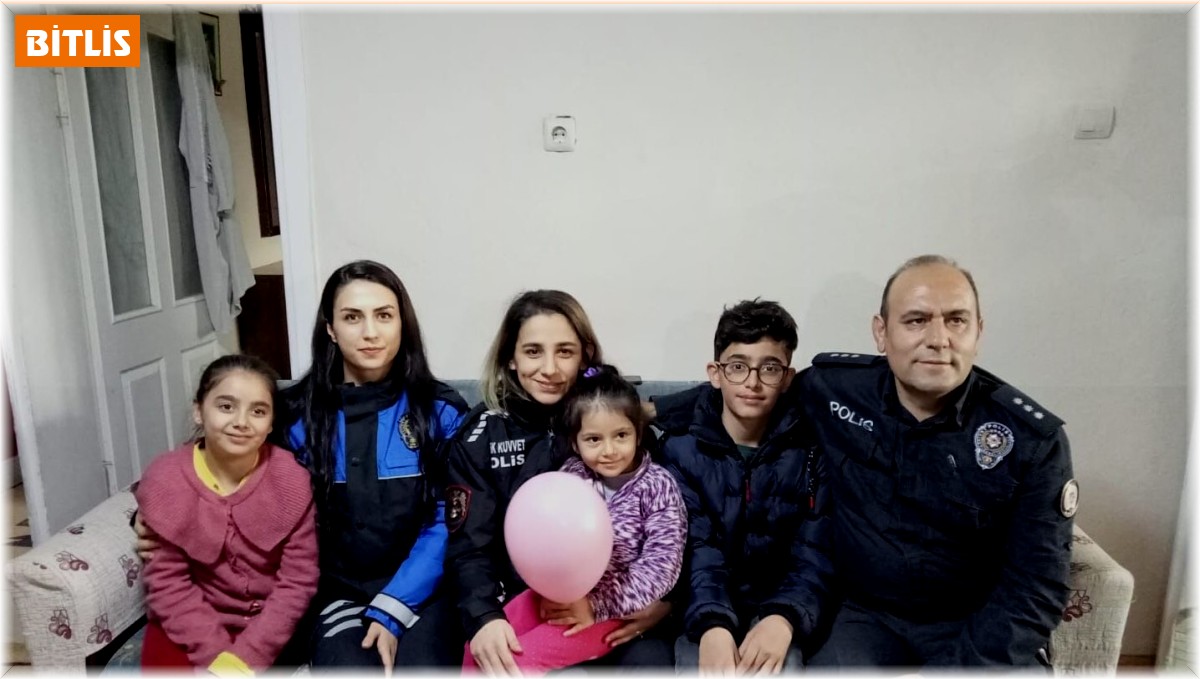 Depremde etkilenen çocukların yüzünü güldürmek için polisler seferber oldu