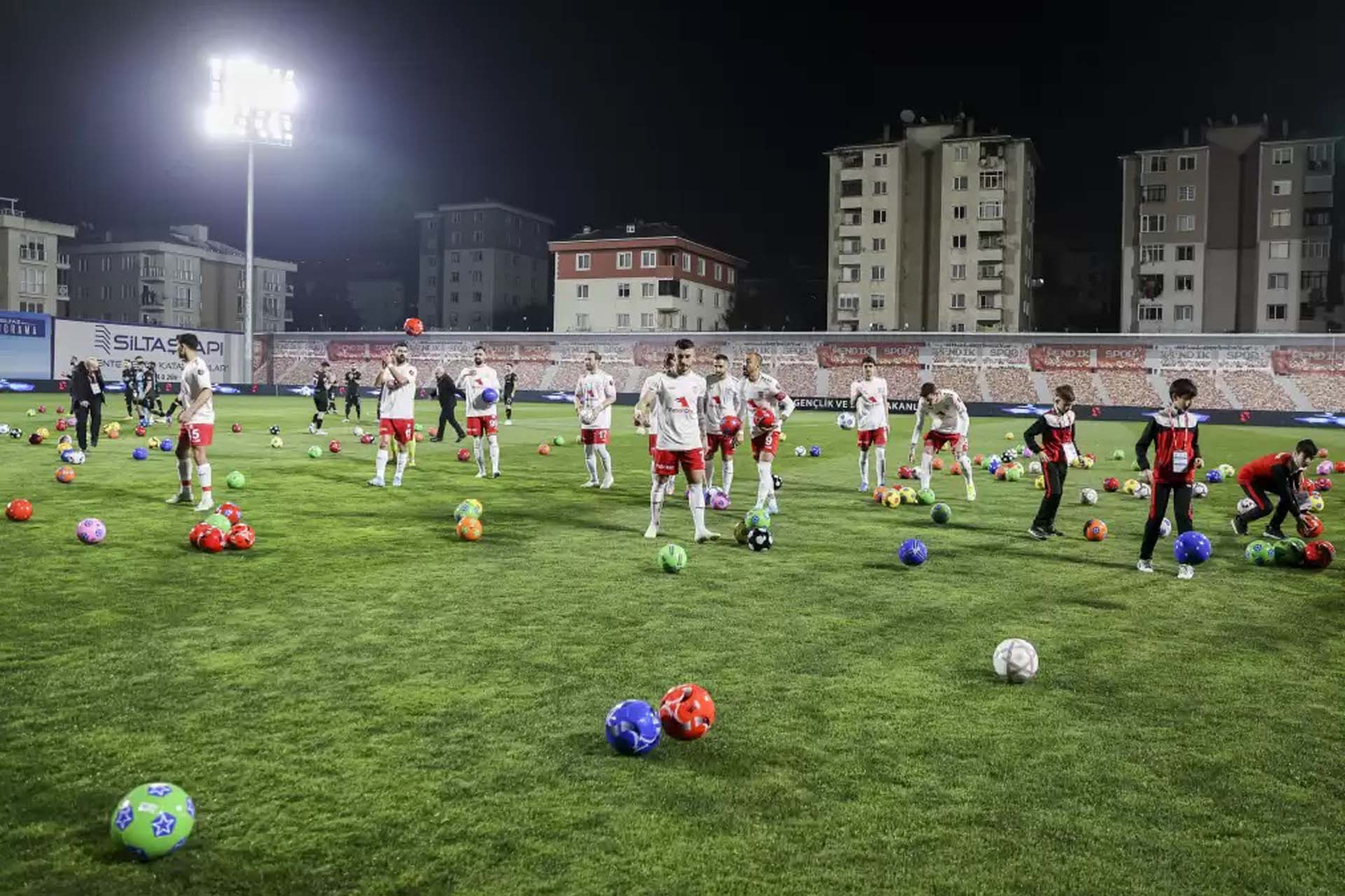Pendikspor Camiası Depremzede Çocukları Unutmadı!