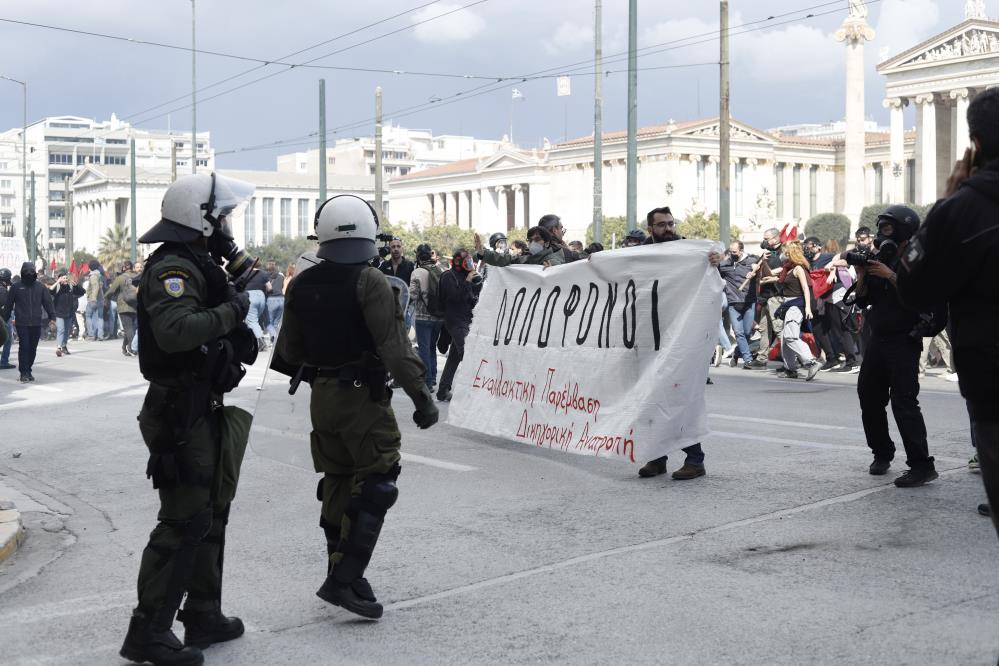 Atina karıştı: Tren kazası protestosunda göstericiler polisle çatıştı