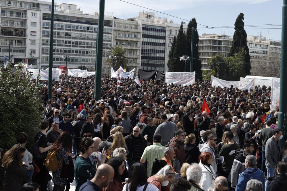 Atina karıştı: Tren kazası protestosunda göstericiler polisle çatıştı