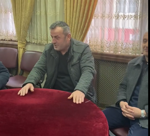 Vatandaşlar 6'lı masaya soyundu, gerçeğini aratmadı! Videoyu izleyenler gülme krizine girdi: İşte 6'lı masanın son hali...