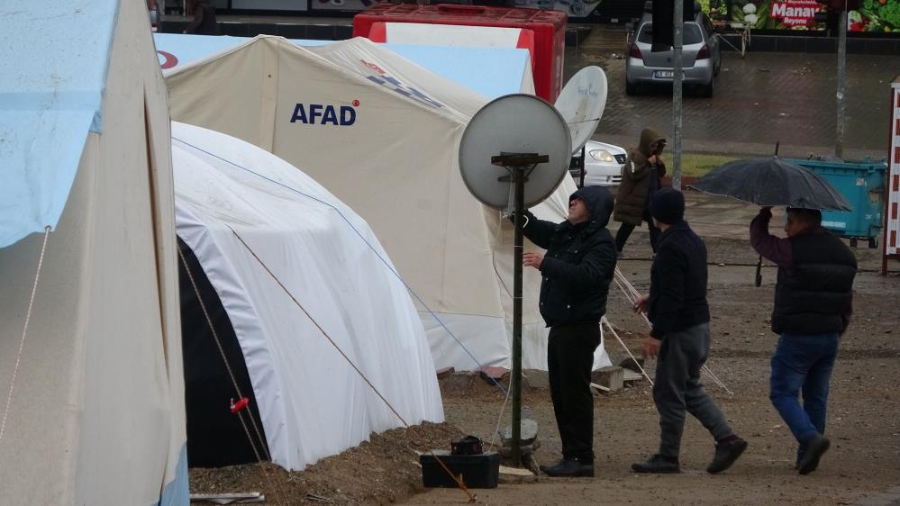 Kahramanmaraş'ta sağanak etkili oldu! Depremzedeler zor anlar yaşadı