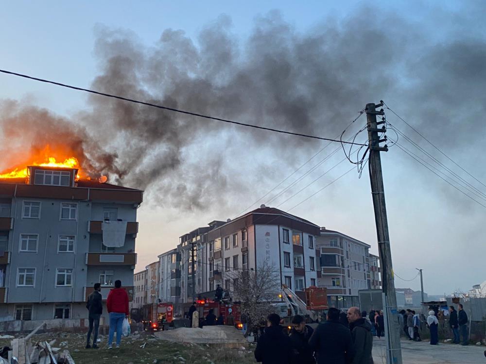 Tekirdağ'da yangın: Binanın çatısı alev alev yandı
